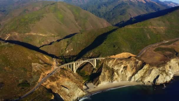 태평양 고속도로는 빅스비 브릿지 Bixby Bridge 해안을 달립니다 해안에 캘리포니아 — 비디오