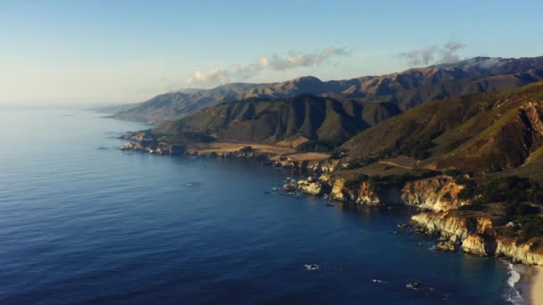 4千架无人驾驶飞机拍摄了加州通往旧金山的道路 日落时蓝色海洋上的壮观景色 蒙特利太平洋沿岸的山区 大苏尔 — 图库视频影像