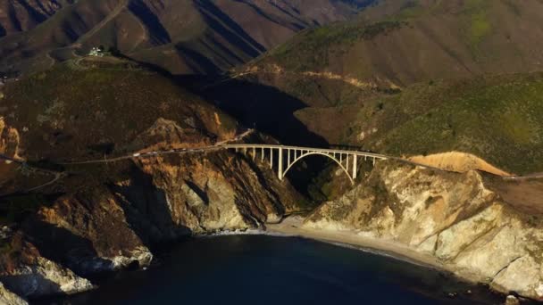 샌프란시스코 캘리포니아 해변에서 빅스비 다리의 항공기 태양에 전망을 제공하는 — 비디오