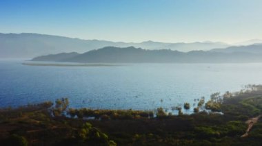 Casitas Gölü, California 'nın 4K hava aracı görüntüleri. Ventura ilçesinde içme suyu deposu. Dinlenme alanı vahşi doğayla çevrili ve vahşi yaşamla dolu. Ojai yakınlarında küçük bir kasaba.. 