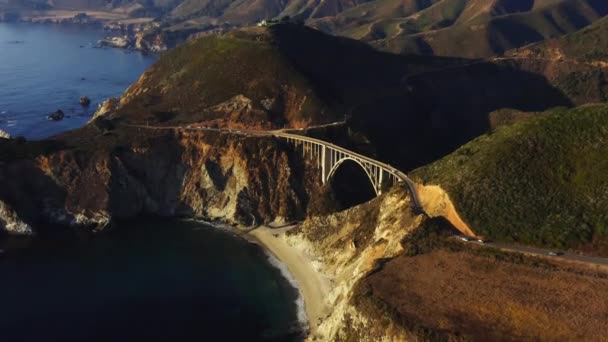 Aerial Footage Pacific Coast Highway Runs Bixby Bridge Sunset Road — Stock Video