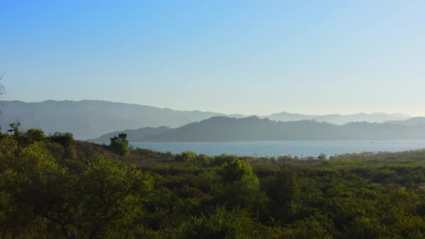カリフォルニア州カシタス湖の4Kドローン映像 ベンチュラ郡の飲料水貯水池 レクリエーションエリアは野生の自然に囲まれ 野生動物が住んでいます 日没前の晴天 — ストック動画