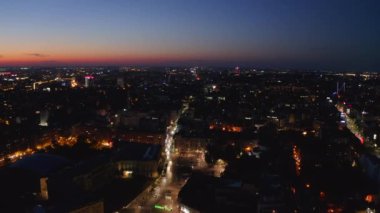 Romanya 'nın başkenti Bükreş' in 4k 'lik insansız hava aracı görüntüleri gün batımında gökyüzüne karşı geliyor. Devrim Meydanı 'ndaki I. Carol' ın Binicilik Heykeli 'nde sıcak bir ışık parlıyor. Avrupa sokaklarında çok fazla rafting var.