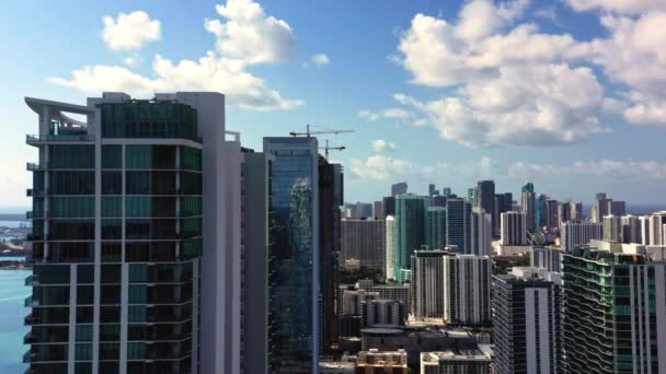 Drone Záběry Létání Mezi Skleněnými Mrakodrapy Nad Centrem Miami Slunečného — Stock video
