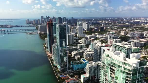 Imagens Drones Sobrevoando Arranha Céus Vidro Centro Miami Dia Ensolarado — Vídeo de Stock