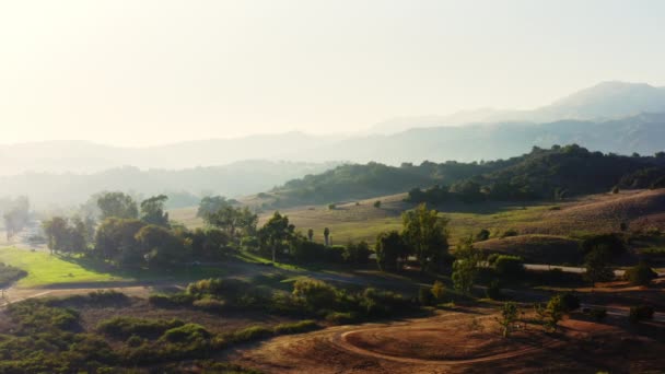 Drone Bilder Ett Vackert Bergslandskap Kalifornien Solnedgång Ljus Faller Kullarna — Stockvideo