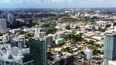 Prestij alanında modern tasarım camdan ofis binaları olan manzaralı şehir manzarası için ilham verici bir hava manzarası. Şehir trafiği, 4K insansız hava aracı görüntüleri Miami. Konut alanının modern mimarisi