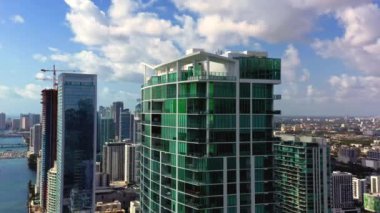 4k sinematik hava görüntüleri lüks konutlu okyanus manzaralı sahil manzaralı ABD mülkü. Gayrimenkul işi. Koyda cam ve betondan yapılmış binaların dizaynı. Miami, Florida.