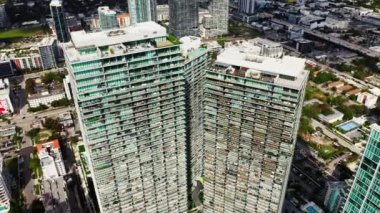 Gökdelenlerin 4K hava görüntüsü. Şehir merkezi turizm şehri Miami, Florida. Biscayne Körfezi 'nin ilk hattında pahalı lüks daireler. Amerikan Megapolis 'inin şehir geometrisi. Yoğun nüfuslu bina