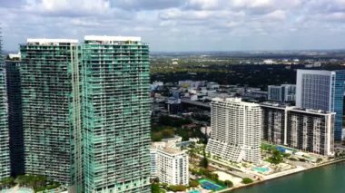 Rıhtımdaki yüksek binaların 4K Aerial 'ı. Yerleşim alanındaki modern gökdelenler. Miami, Florida, ABD 'de inanılmaz bir şehir. Güzel okyanus manzaralı apartmanlar.