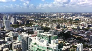 Miami 'deki Little Havana bölgesi ve Ioand Depot Park' a bakan 4K havacılık modern yüksek binalar. ABD 'nin turistik şehrinde güneşli bir günde gökyüzü bulutlu. Prestij alanında modern mimari. Florida