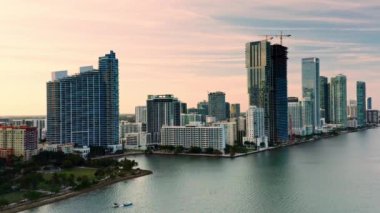 Miami 'deki körfezin ilk hattındaki lüks gayrimenkullerin 4K sinematik görüntüleri. ABD 'de modern bir metropolde cam ve betondan yapılmış binalar. Gökdelenler yapım aşamasında. Florida