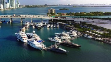Marina limanında yatları olan bir adadan 4k manzara. Yat işi için güzel bir ağır çekim drone videosu. Su sporu, yelkencilik ya da ulaşım işi için ideal ticari görüntüler. Miami