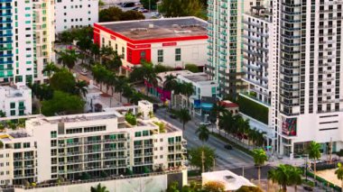 4K görüntü. Miami şehir merkezindeki caddenin yukarıdan görünüşü Florida, ABD 'de canlı kentsel alandır. Modern gökdelenler, palmiye ağaçları ve hareketli caddeler. Renkli yüksek binalar ve canlı tropikal yaşam