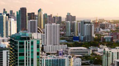 Günbatımında gökdelenler, renkli şehir manzarası, canlı metropol, yüksek binalar, hareketli iş alanları ve manzaralı Miami modern gökyüzü manzaralı çarpıcı bir hava manzarası. Florida mı? 4k 