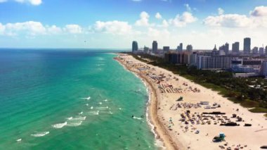 4K muhteşem hava görüntüsü. Miami Sahili 'nin perspektifi turkuaz sularını, güneşli kumlu kıyılarını ve şehrin ufuk çizgisini gözler önüne seriyor. Atlantik Okyanusu' ndan sakin bir tatil deneyimi sunuyor.