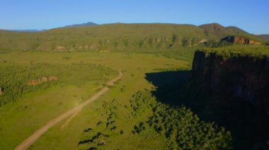 Kenya 'daki Hells Gate Ulusal Parkı' nın renkli bir perspektifi yeşil manzarasını, yüksek uçurumlarını ve el değmemiş mavi gökyüzünün altındaki geniş panoramalarını gözler önüne seriyor. Afrika.