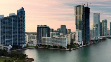 Miamis 'in gerçekten nefes kesici bir manzarası parıldayan su boyunca göz kamaştırıcı bir ufuk çizgisi etkileyici modern mimari sergiliyor canlı ve renkli bir günbatımına karşı güzel bir tezat oluşturuyor. Florida mı? ABD