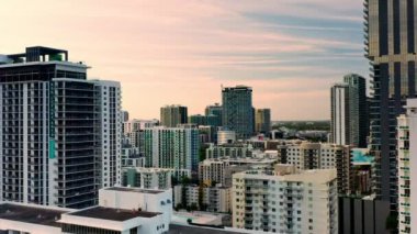 Miamis 'teki gayrimenkul, heyecan ve etkinliklerle dolu eşsiz, dinamik atmosferi yansıtan canlı bir günbatımına karşı güzelce hazırlanmış etkileyici modern mimari. Florida