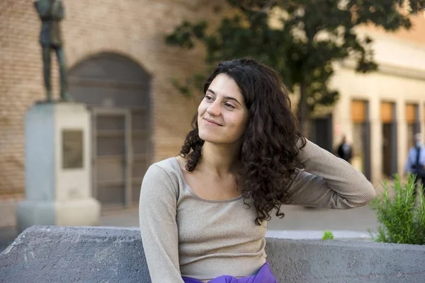 Stock image Woman smiling while posing outdoors on the street.