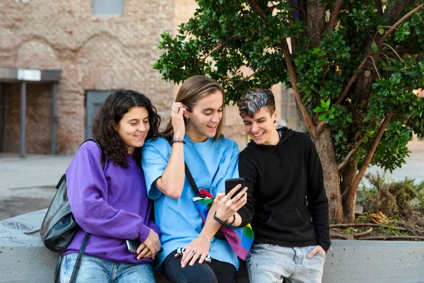 Amigos Usando Teléfono Móvil Mientras Están Aire Libre Calle Lgbtq — Foto de Stock