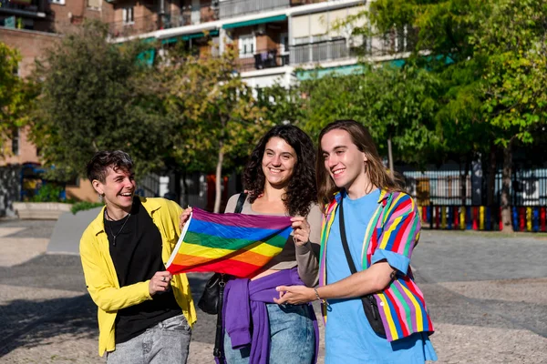 Fiatal Változatos Barátok Sétálnak Utcán Lgbt Szivárvány Zászlóval Lgbt Koncepció — Stock Fotó