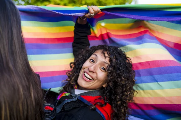 Podekscytowana Kobieta Patrząca Kamerę Trzymając Tęczową Flagę Marszu Dumy Igbtq — Zdjęcie stockowe