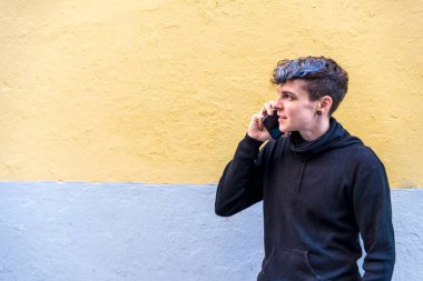 Dışarıda dikilirken telefonla konuşan ikili bir insan değil. Teknoloji ve Lgbt kavramı.