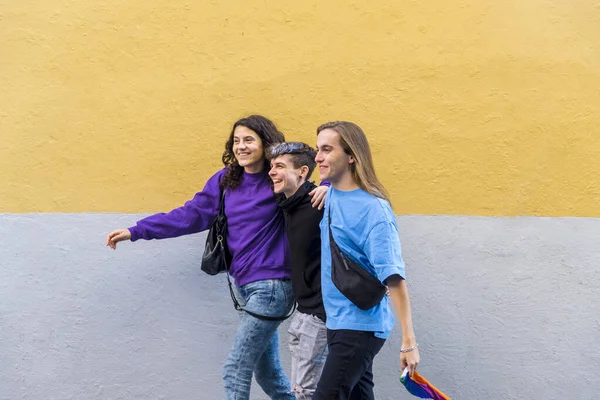 Молоді Різні Друзі Обіймаються Коли Ходять Вулиці Райдужним Прапором Lgbtq — стокове фото