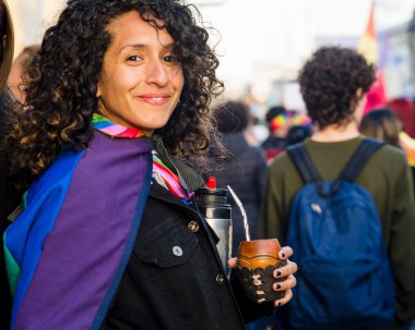 Bir Igbtq yürüyüşünde elinde gökkuşağı bayrağıyla kameraya bakan heyecanlı bir kadın. Çeşitlilik, eşitlik ve lgbtq kavramı.