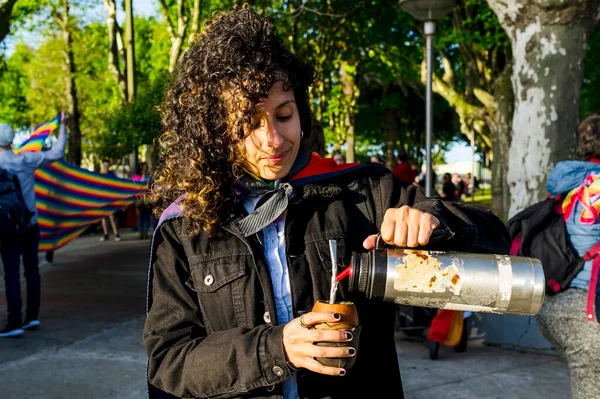 Spännande Kvinna Dricka Uruguayansk Drink Kompis Medan Håller Regnbåge Flagga — Stockfoto