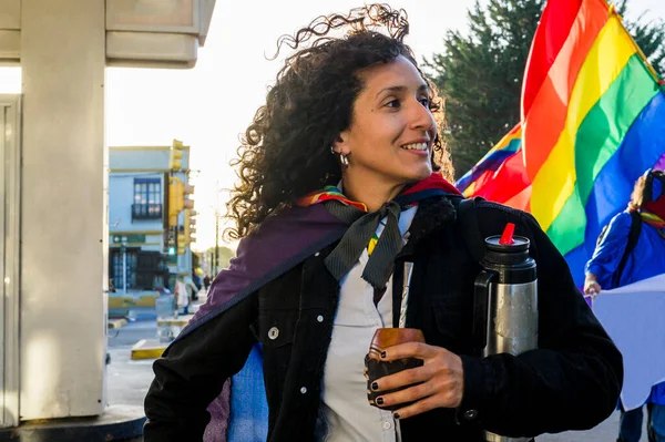興奮した女性ながら Lgbtq誇り行進に虹のフラグを保持Uruguyanドリンク 仲間を飲む 多様性 Lgbtqの概念 — ストック写真