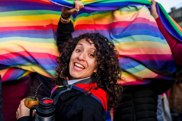 Mujer Emocionada Mirando Cámara Mientras Sostiene Una Bandera Del Arco — Foto de Stock