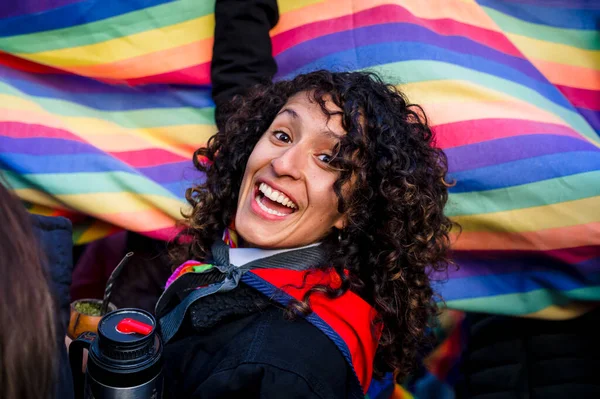 Aufgeregt Blickt Eine Frau Die Kamera Während Sie Eine Regenbogenfahne — Stockfoto