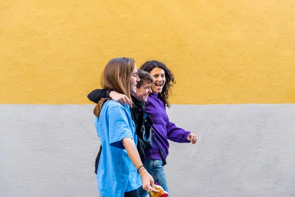 Jóvenes Amigos Diversos Abrazándose Mientras Caminan Por Calle Con Bandera — Foto de Stock