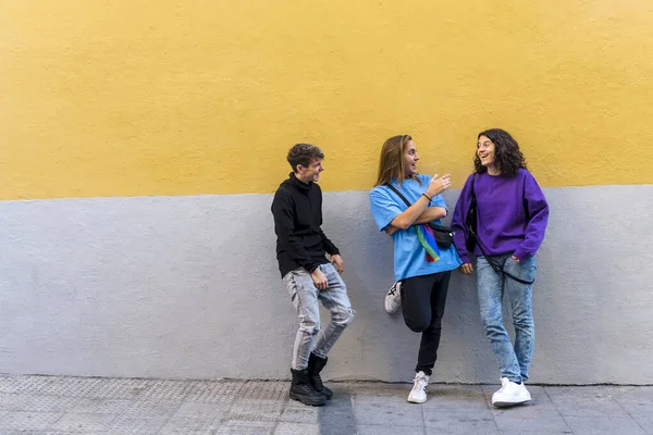 Jóvenes Amigos Diversos Hablando Aire Libre Calle Concepto Lgbtq —  Fotos de Stock