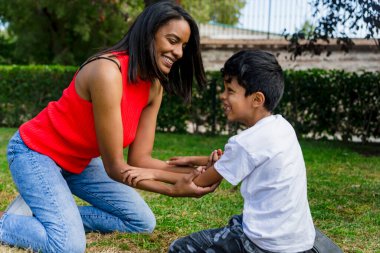 Anne ve oğlu parkta bir günün tadını çıkarırken birlikte eğleniyorlar. Aile kavramı.