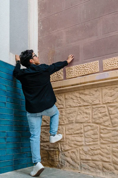 Zicht Een Onherkenbare Persoon Die Buiten Aan Muren Hangt — Stockfoto