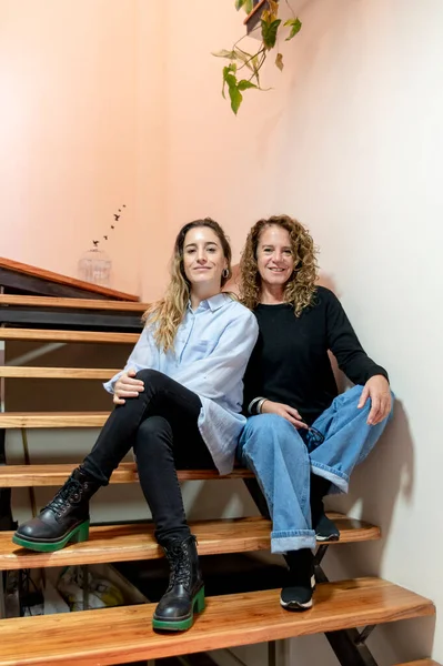 Kadın Arkadaşları Kameraya Bakıyor Merdivenlerde Poz Verirken Gülümsüyor Konsepti — Stok fotoğraf