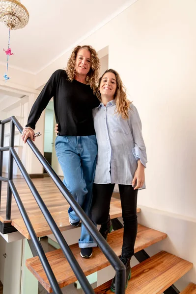 Дві Жінки Співробітниці Посміхаються Позуючи Стоячи Сходах Офісі Концепція Бізнесу — стокове фото