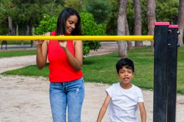 Anne ve oğlu parkta oyun oynarken eğleniyorlar. Aile kavramı.