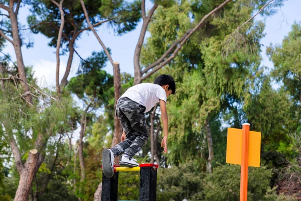 Genç Bir Çocuk Parkta Çocuk Parkına Tırmanırken Eğleniyor Çocukluk Kavramı — Stok fotoğraf