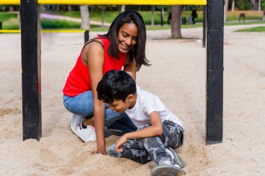 Anne ve oğlu parkta oyun oynarken eğleniyorlar. Aile kavramı.