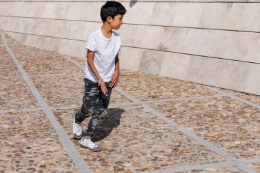 Parkta eğlenirken atlayan genç bir çocuk. Çocukluk kavramı.