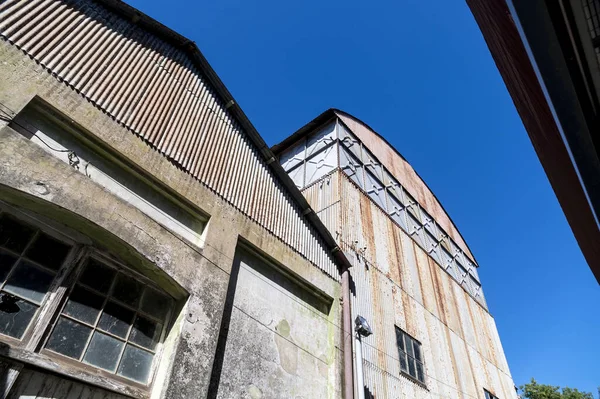 Blick Auf Einen Verlassenen Fabrikplatz Einem Sonnigen Tag — Stockfoto