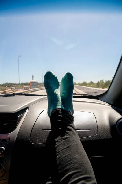 途中で旅行中に車のダッシュボード上の足で乗客の人 ロードトリップと旅行のコンセプト — ストック写真