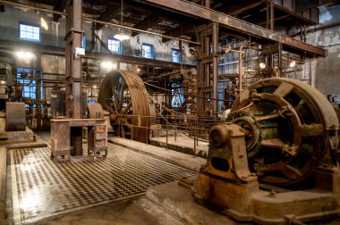 Eski terk edilmiş bir fabrikanın iç manzarası. sanayi konsepti.