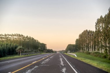 Gün batımında boş bir yol manzarası. Seyahat kavramı.