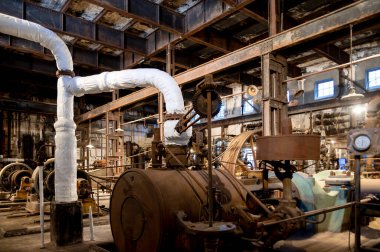 Terk edilmiş bir fabrikadaki eski makineler. Endüstriyel kavram.