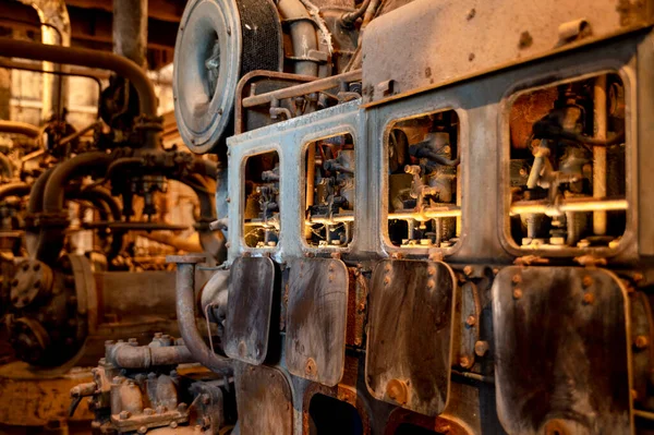 废弃工厂里的旧机器工业概念 — 图库照片